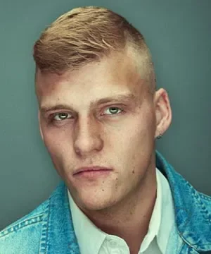 Себастьян Булл (Sebastian Bull)